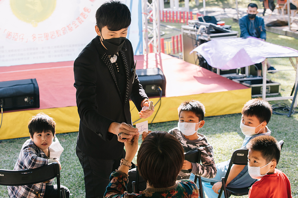 新竹北埔社區活動桌邊魔術、人入氣球、充氣巨人小丑
