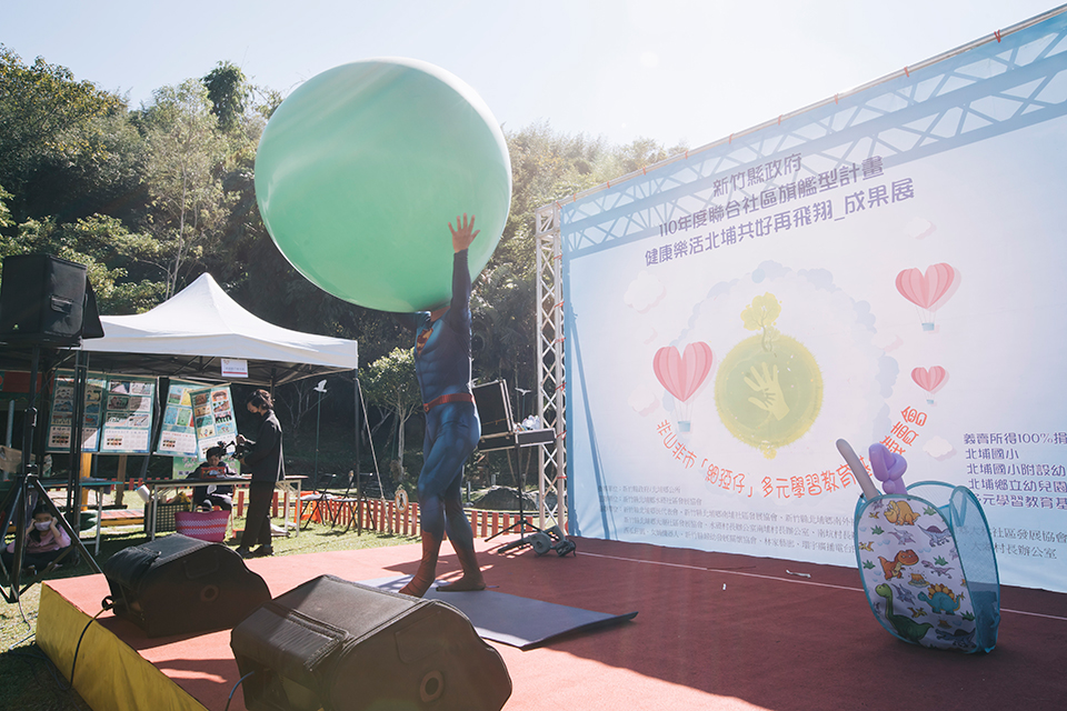 新竹北埔社區活動桌邊魔術、人入氣球、充氣巨人小丑
