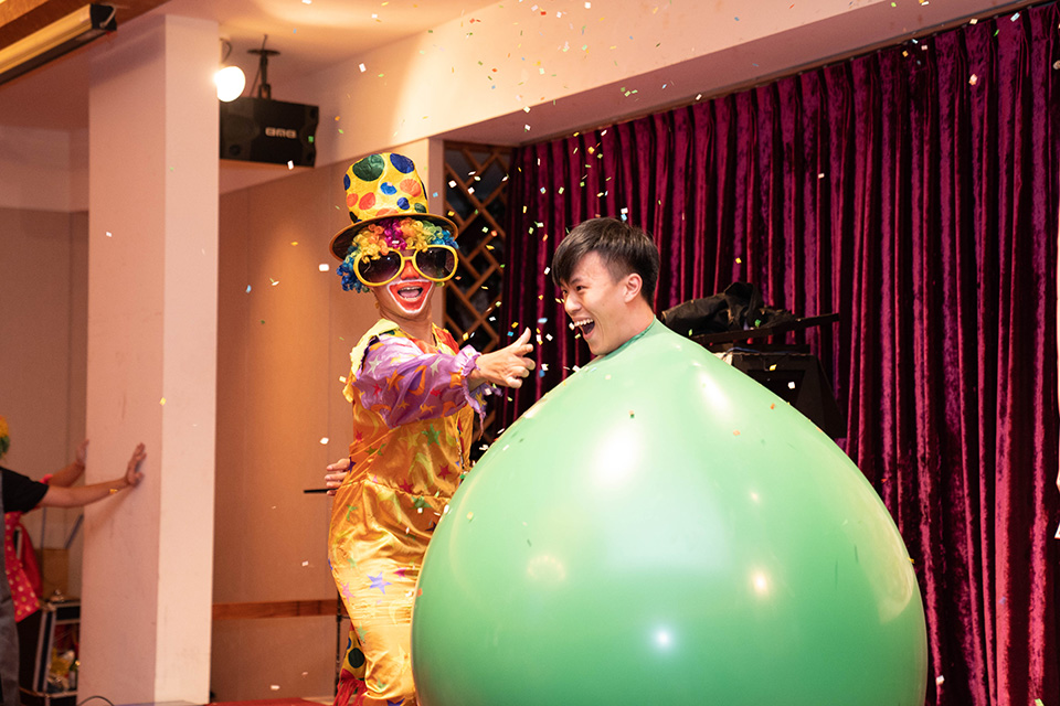 侑澄抓周會：魔術表演、小丑默劇、人入氣球